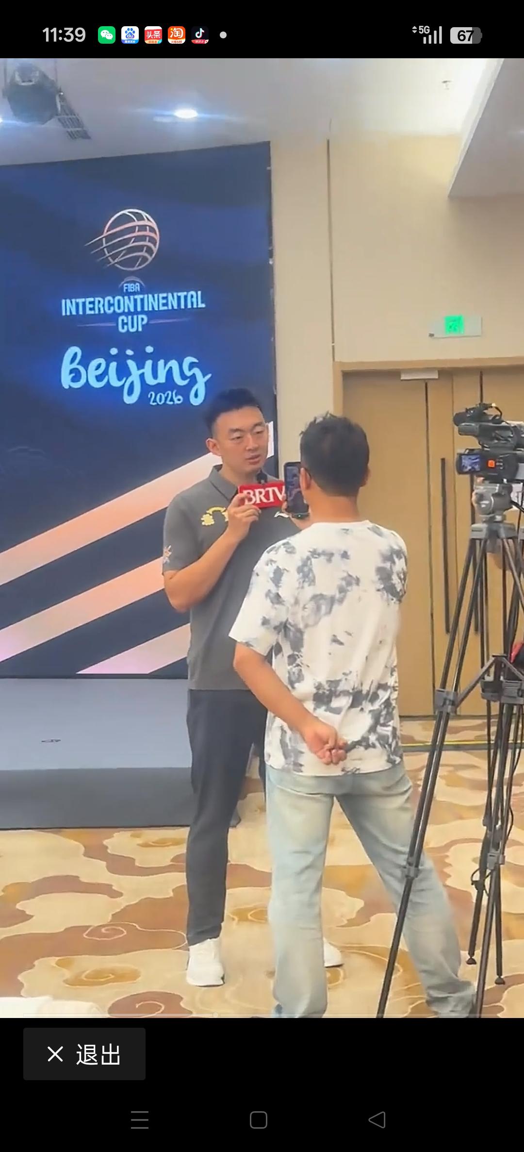 刚刚上任北控总经理的刘家成，带队出席大型活动。
都说新官上任三把火，看看刘总这三