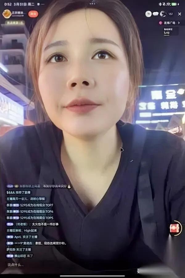 你敢信吗？

广州卖炒粉的她

赚的居然全是打赏钱？

昨天刷抖音偶然刷到她的直