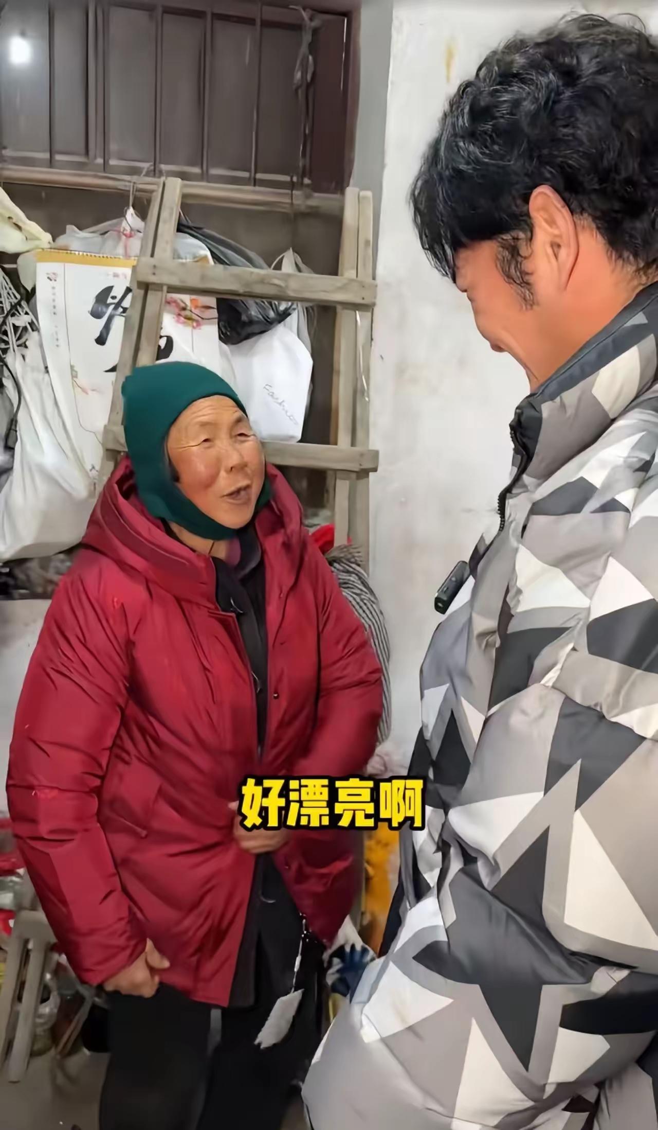 深夜路灯下的坚守：75岁奶奶拾荒十年，为孙撑起大学梦
 
凌晨12点的城市，大多