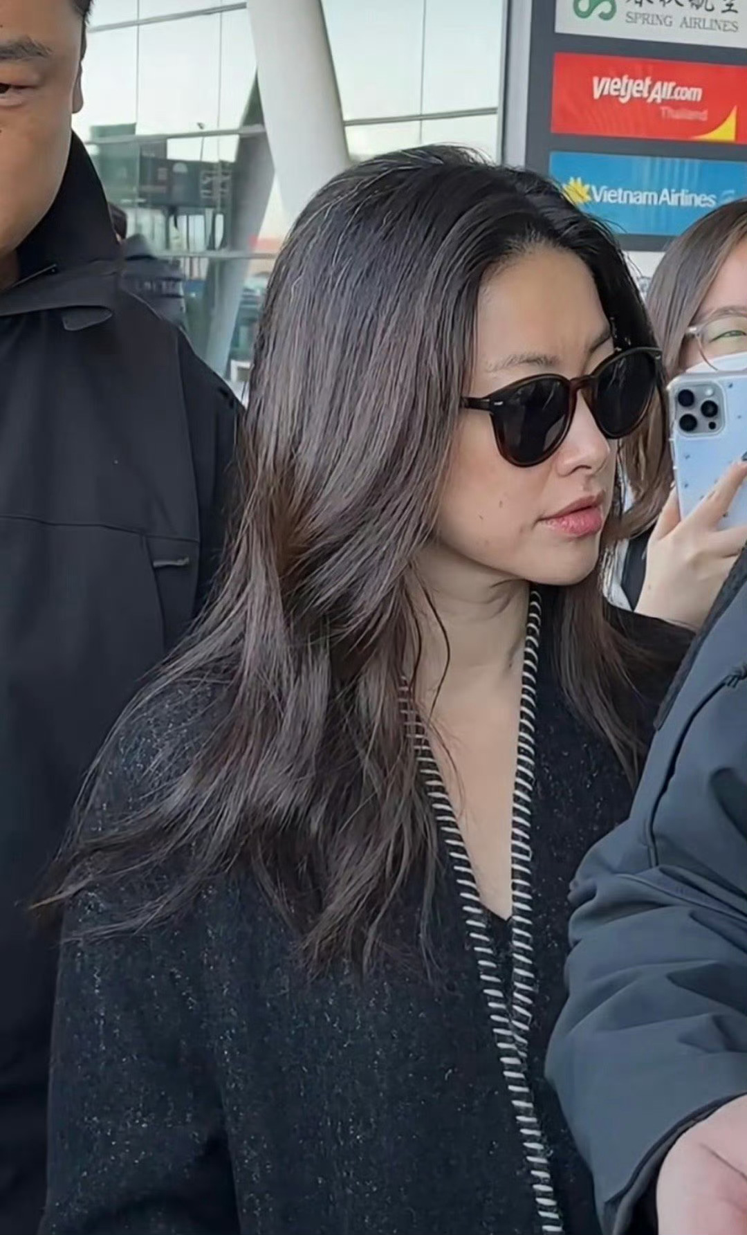 朱珠今年39了，长白头发也很正常吧，几根白头发，丝毫不影响姐的魅力！ 