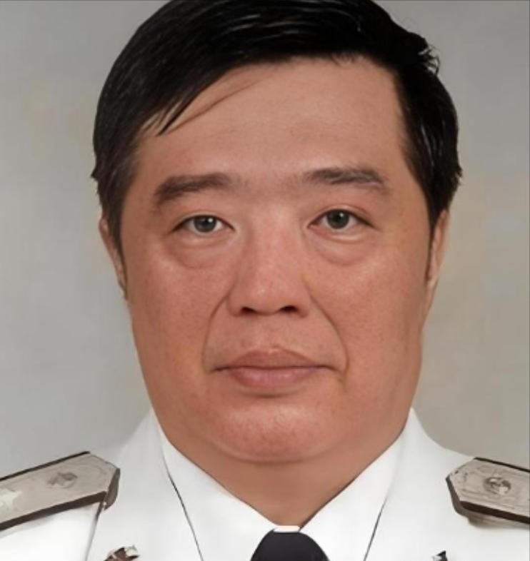 1998年，香港贺龙之子贺鹏飞，看四下没人，闪身冲进一间商人办公室，凑到那人耳边