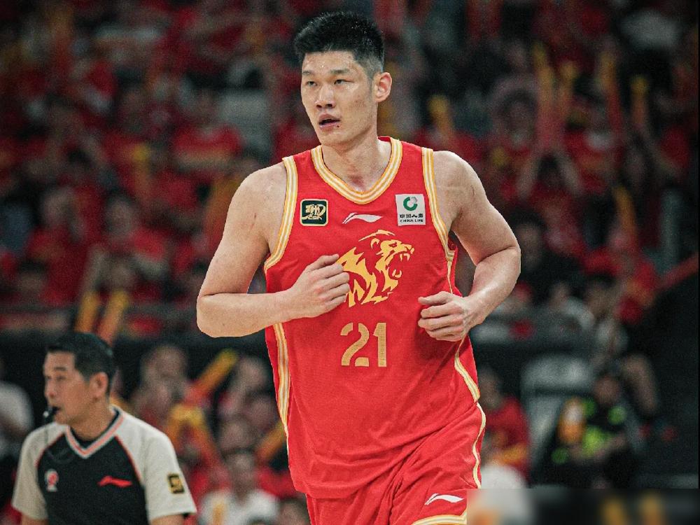 半场落后14分，男篮逆转日本。
中场休息室，气压低得可怕。上半场33-47，全