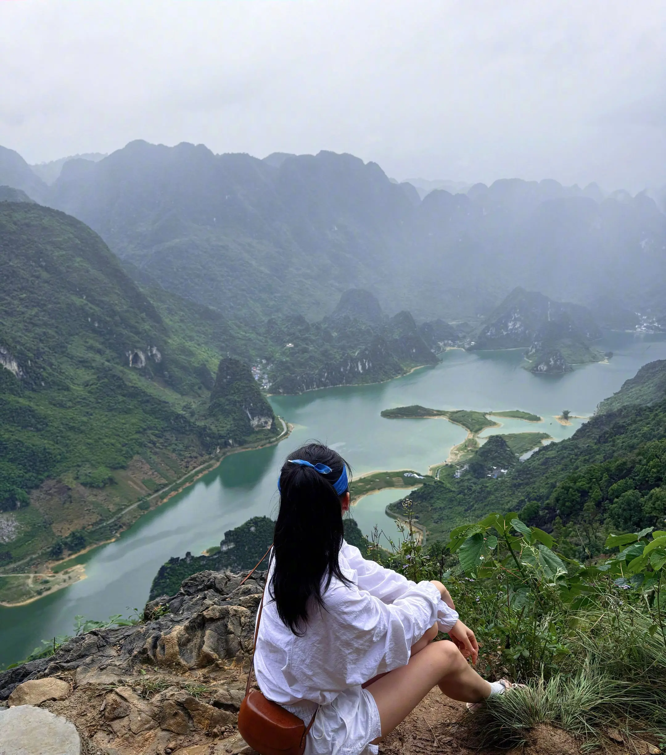 张馨予｜重返浩坤湖。“下雨，山路滑，也可能云雾把湖藏了起来，但依然选择...