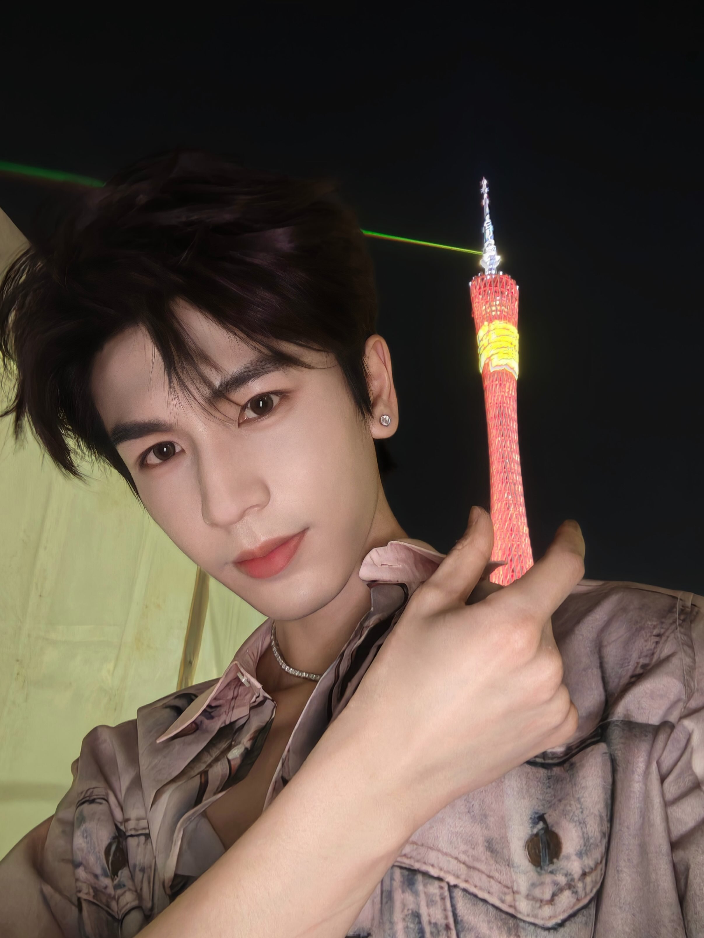 凌赫发了和小蛮腰的自拍🥹🥹🥹 