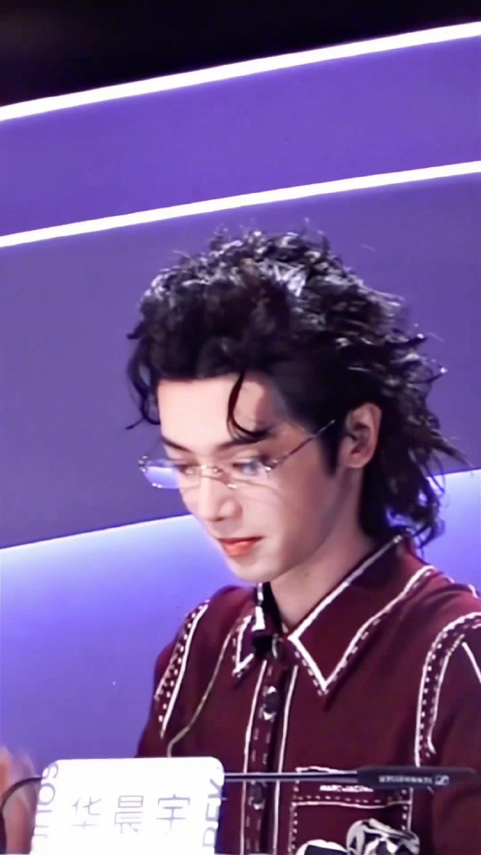 华晨宇声鸣远扬首席评审华晨宇当首席评审，专业度和颜值双在线，这谁顶得住啊声鸣远扬