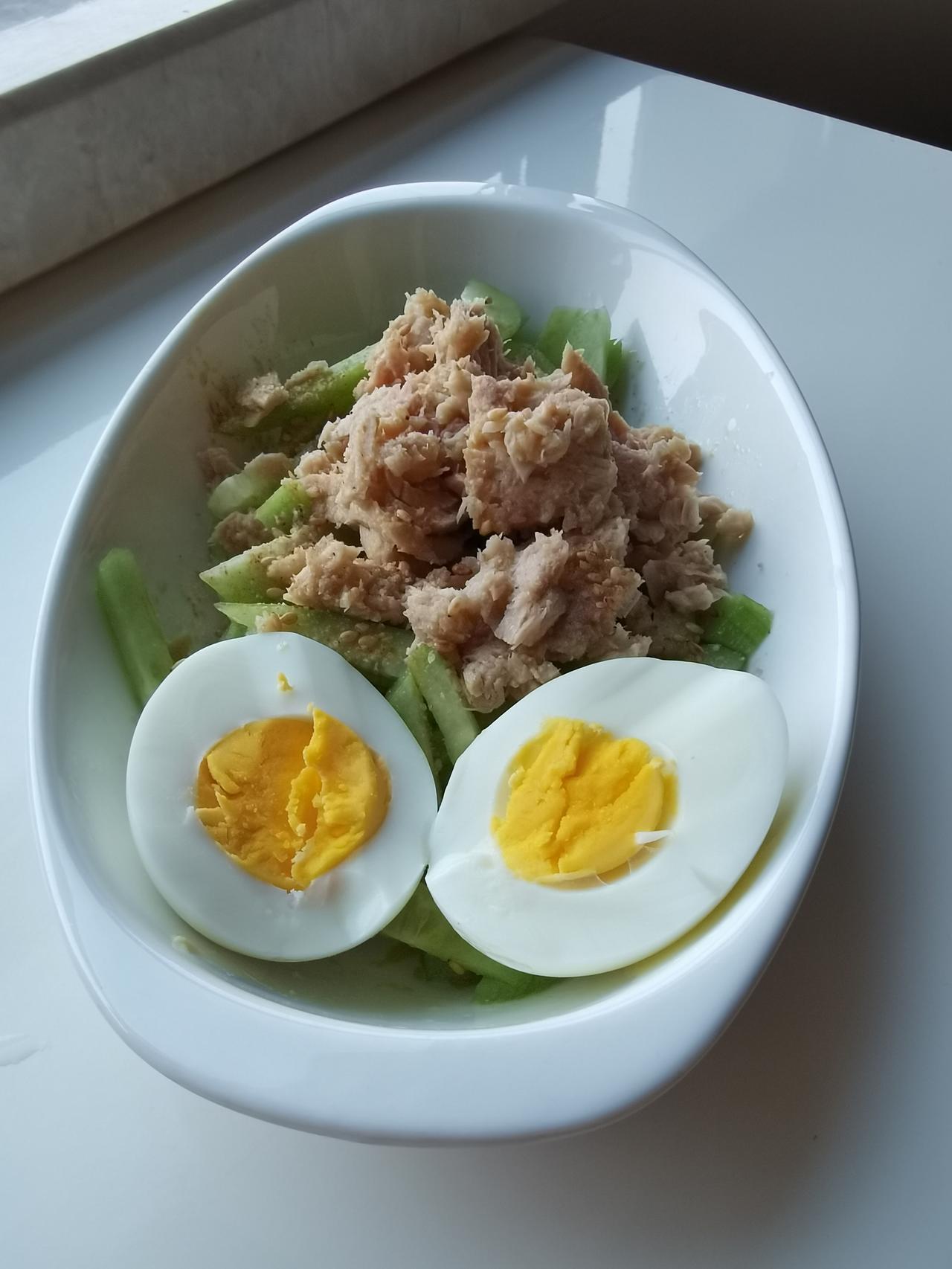 【星期五 早餐打卡】

黄瓜丝拌金枪鱼（罐头）鸡蛋、半片吐司抹番茄芝士酱、牛奶咖