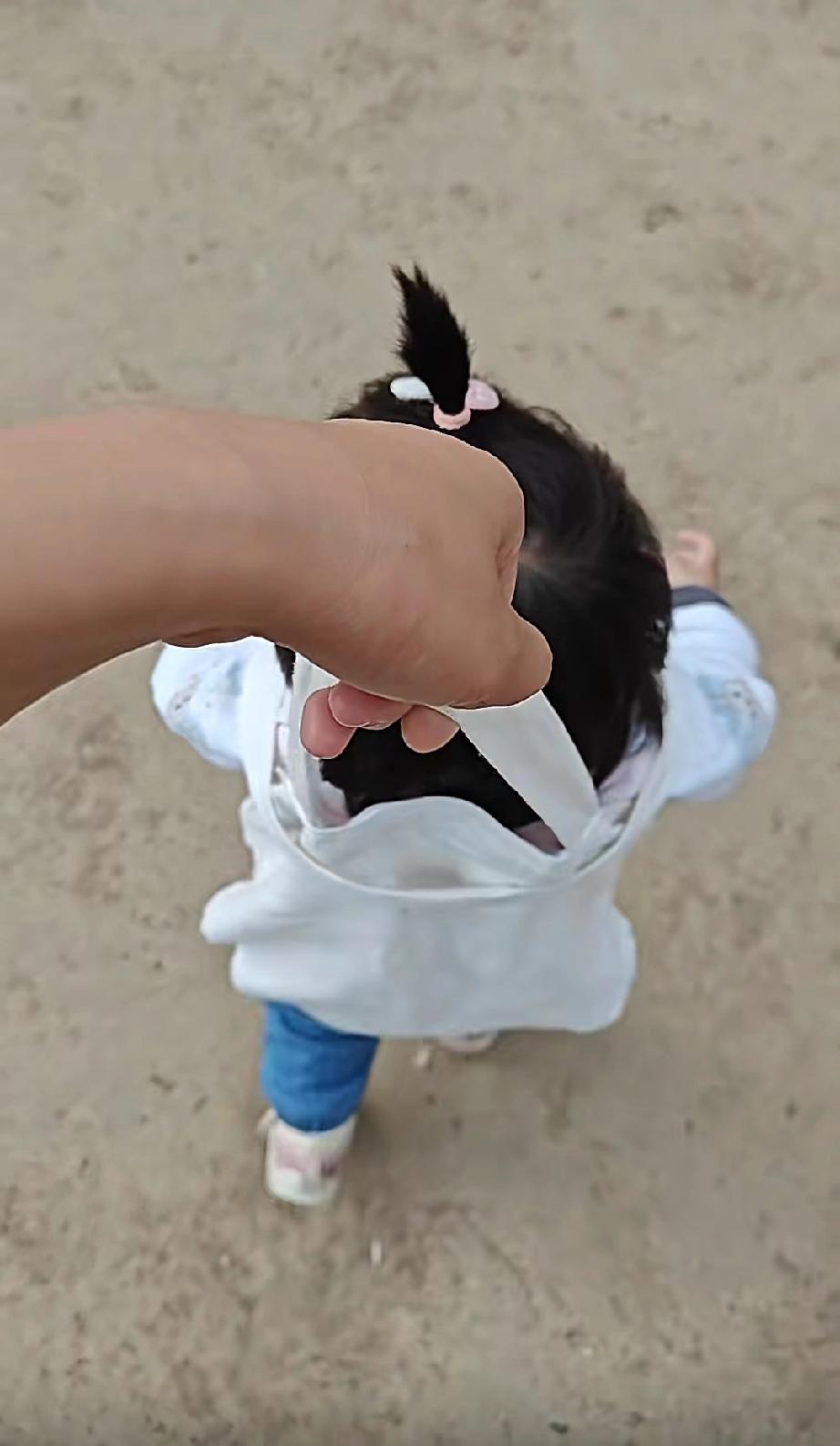 动动手就能省下一笔钱！
网上看到有人用帆布袋自制一个遛娃神器，这个真是绝了！
家