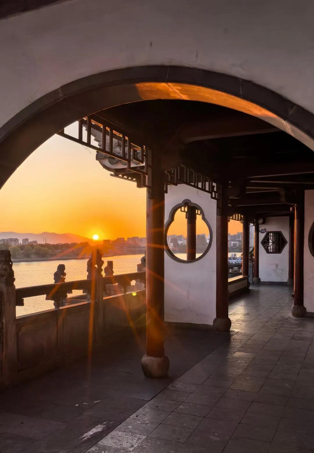 晚上聚餐，同学说，她有二十多件羽绒服
我问她，要那么多羽绒服干嘛，能穿的过来吗，