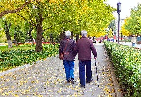 60岁以后的原配夫妻，做到这几条，晚年生活更幸福:

1、爱情变亲情，多体谅少争