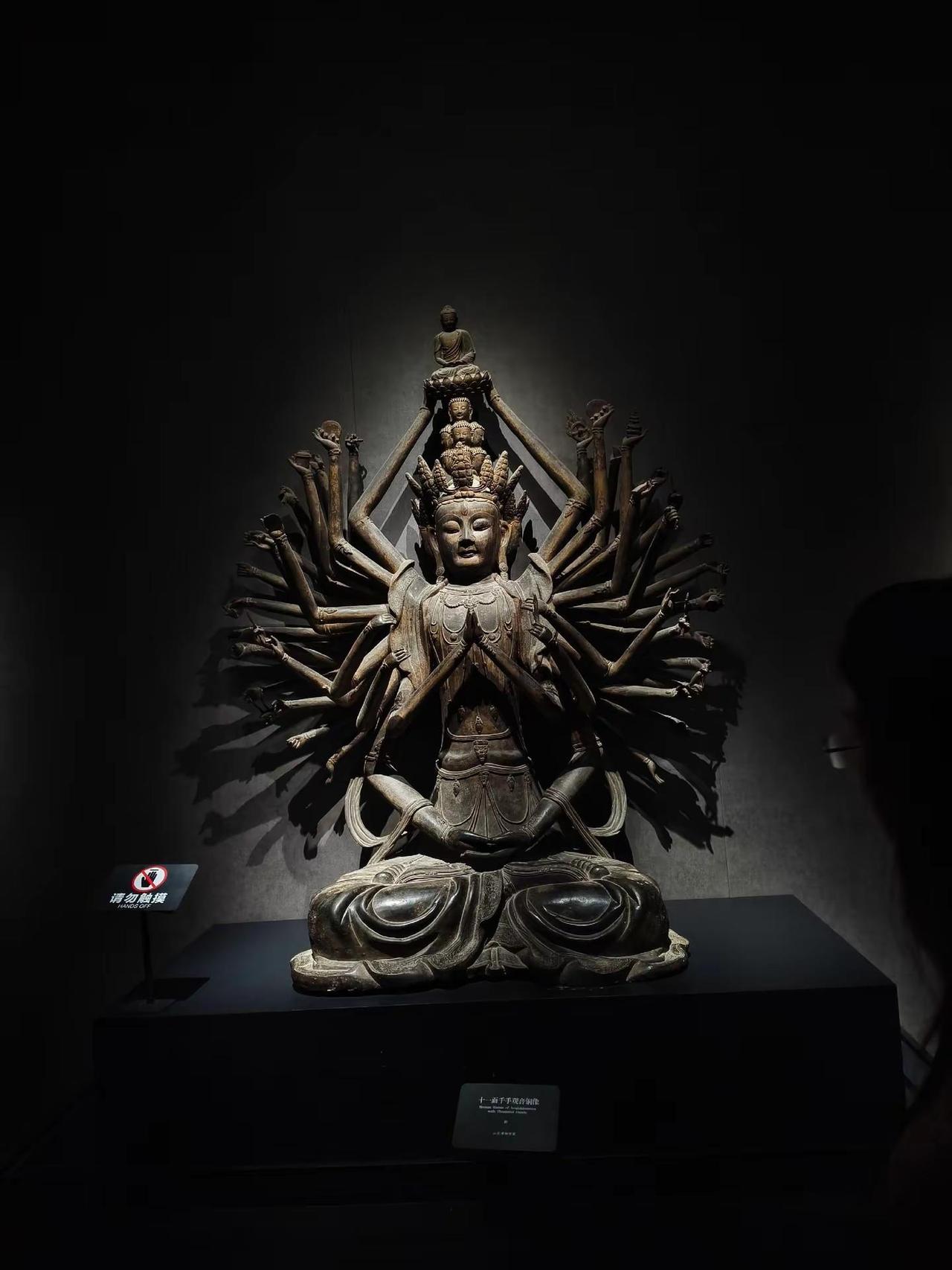 我观观音观自在，千手慈悲渡世间。山东博物馆 古代石刻佛像