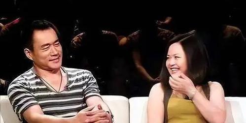 两次拒绝王思懿
对患癌发妻不离不弃
武松”丁海峰有情有义
咱先说说这俩人是咋认识