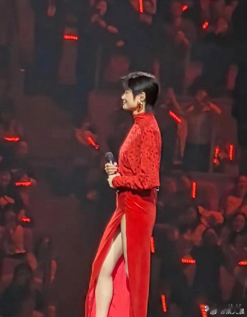 李宇春演唱会这套造型太惊艳，红色开叉裙搭配红色高跟鞋，一登场美得格外夺目。 ​​