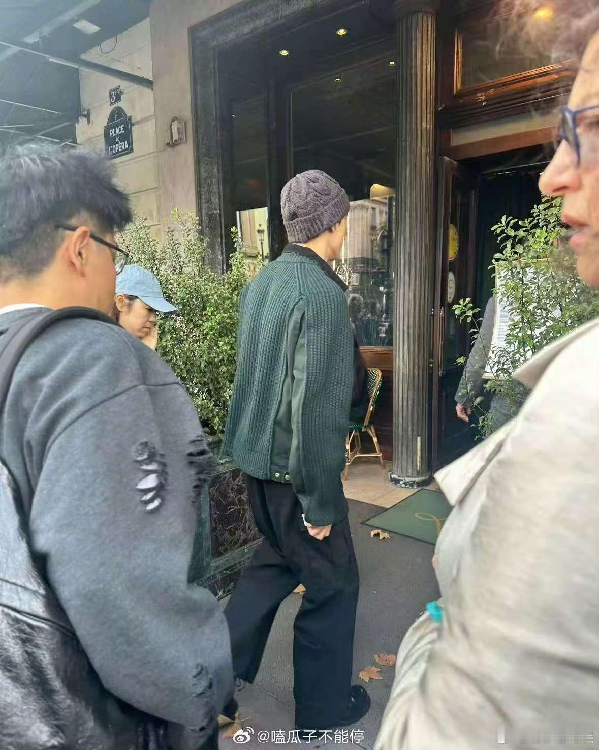 巴黎偶遇龚俊素颜去餐厅巴黎偶遇龚俊去餐厅巴黎偶遇龚俊素颜去餐厅，哇塞，[爱你][