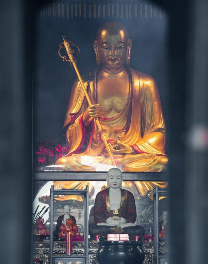 为父母亲人礼赞南无大愿地藏王菩萨。祈福保佑全家身体健康、长命百岁、健康无恙