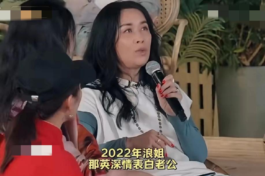 那女的都躺在那姐老公肩膀上了，现在邻居都这么熟络了吗？心疼那姐一秒钟。

在最近