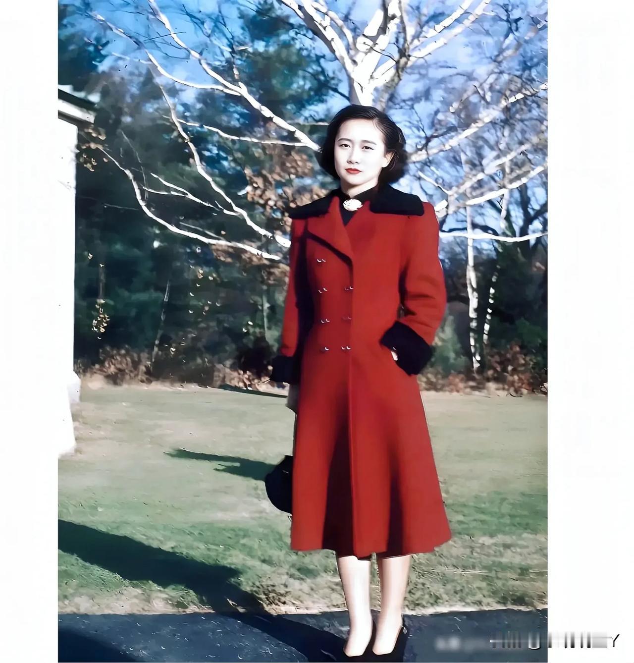 一张老照片，拍摄于1949年的美国，大家看看穿着红色大衣的女士是谁？这就是她年轻