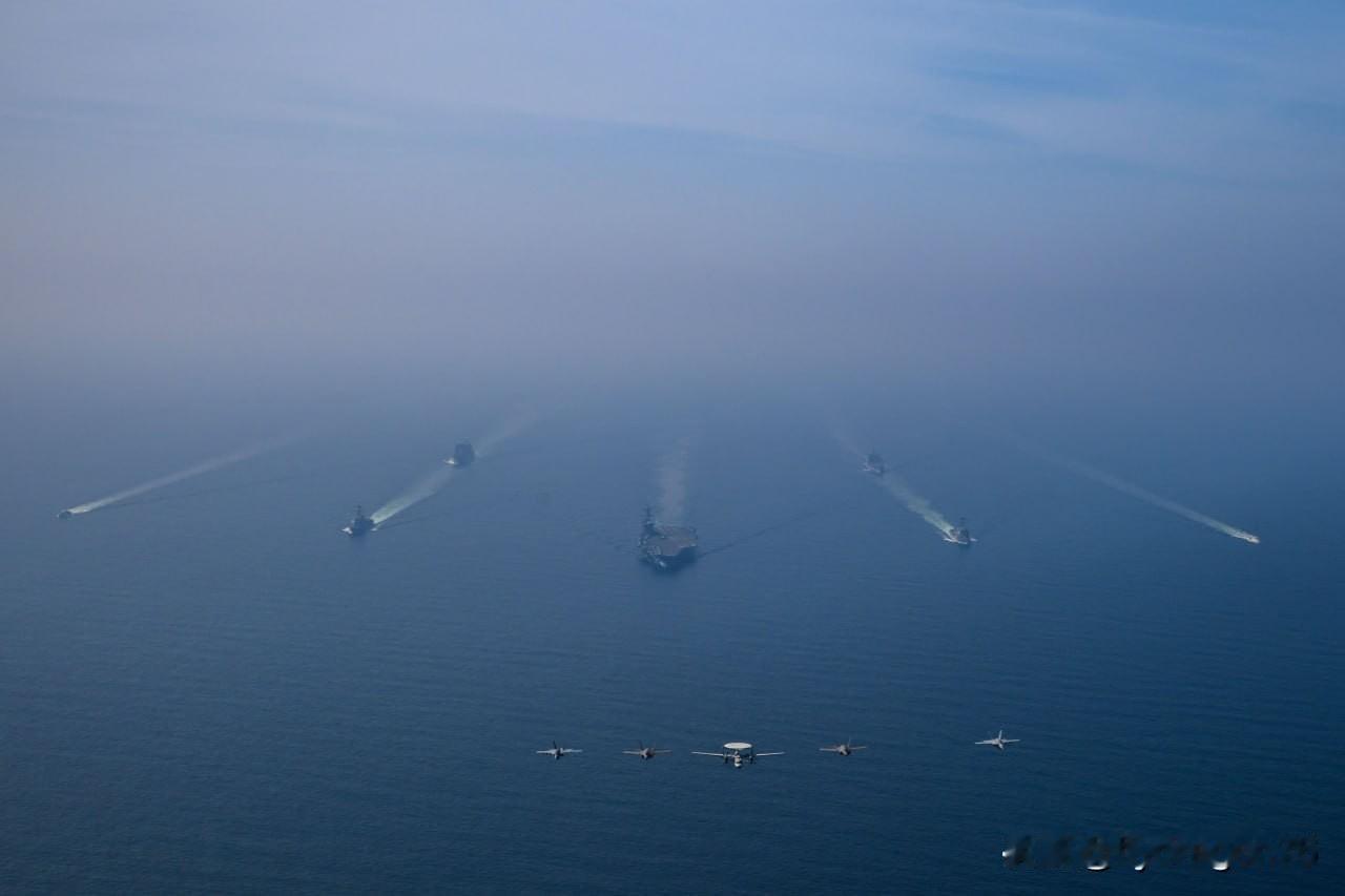 🇺🇸以下是美国海军“亚伯拉罕·林肯”号航母在阿拉伯海域的照片，该航母由两艘军