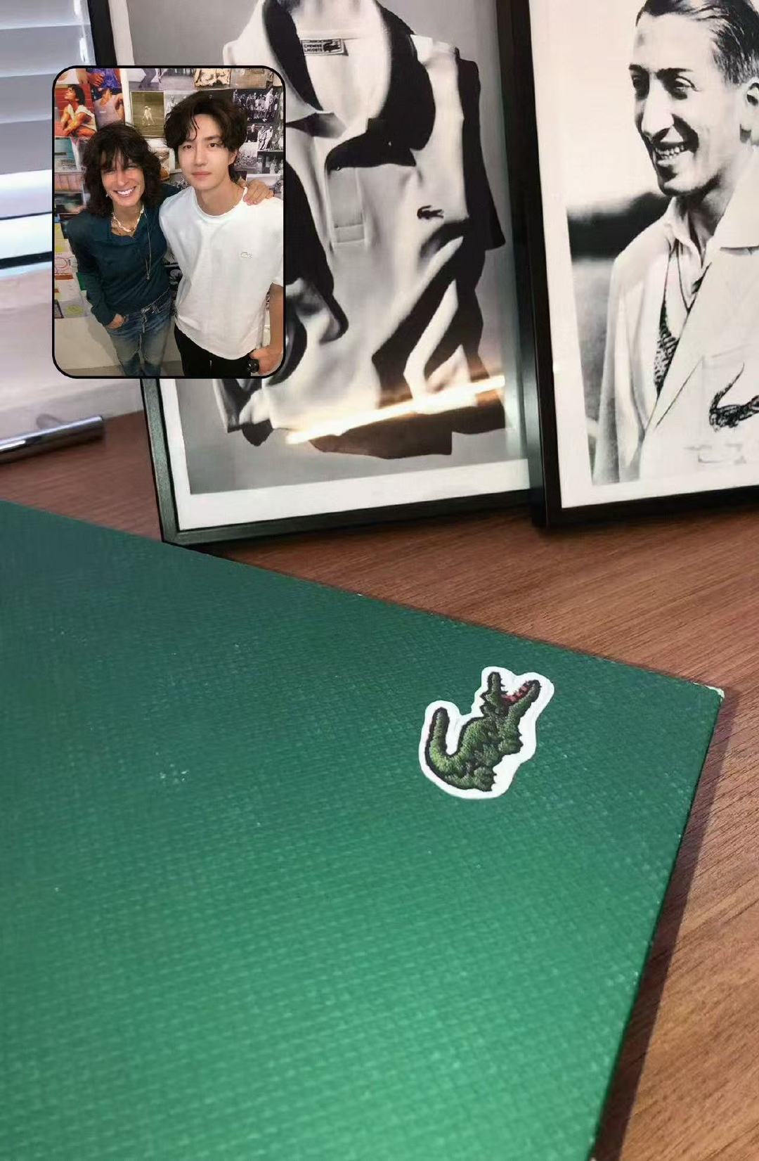 王一博Pelagia合照王一博和LACOSTE总监合照 简单干净的穿搭，气质好适