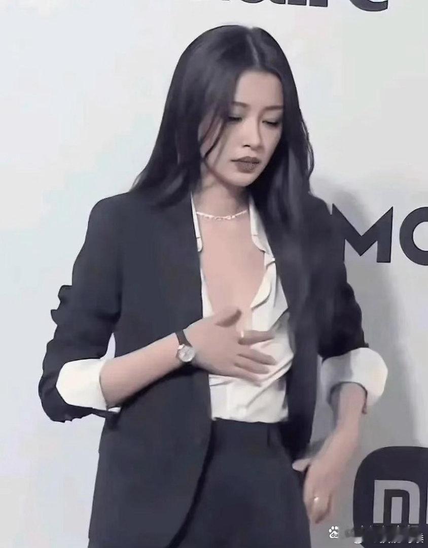 孙怡衬衣扣子那事儿，是意外还是故意？谁懂啊，估计只有她自己知道。 