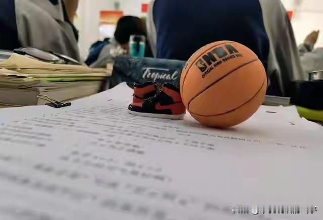 对比中考和高考的难度和压力，你会发现：
1、中考主要是一些中等生有压力，真正的优