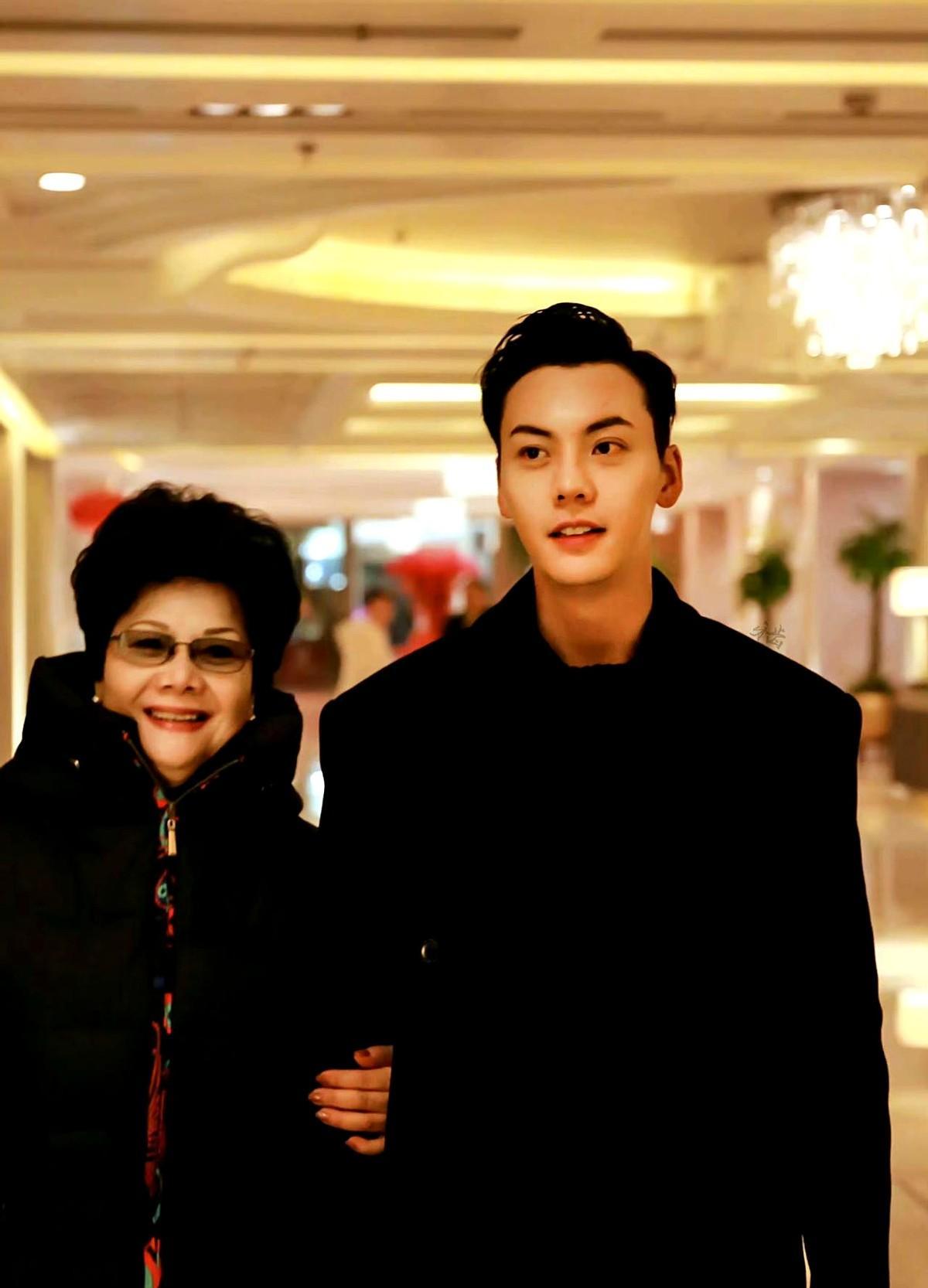 他不是那种会把“孝顺”挂在嘴边的人。
但你仔细看，他所有重要的决定，都绕不开妈妈