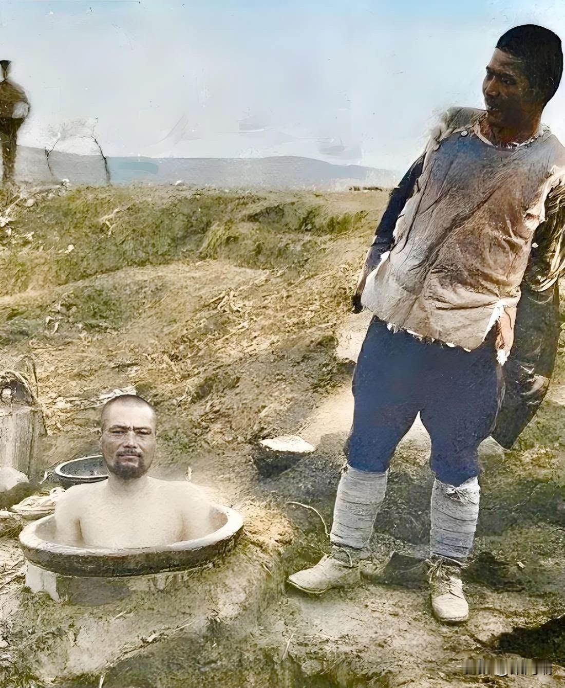 1904年，日俄战争中，一名日本军官正在阵地上洗澡。他留着短发，一脸胡子，端坐在