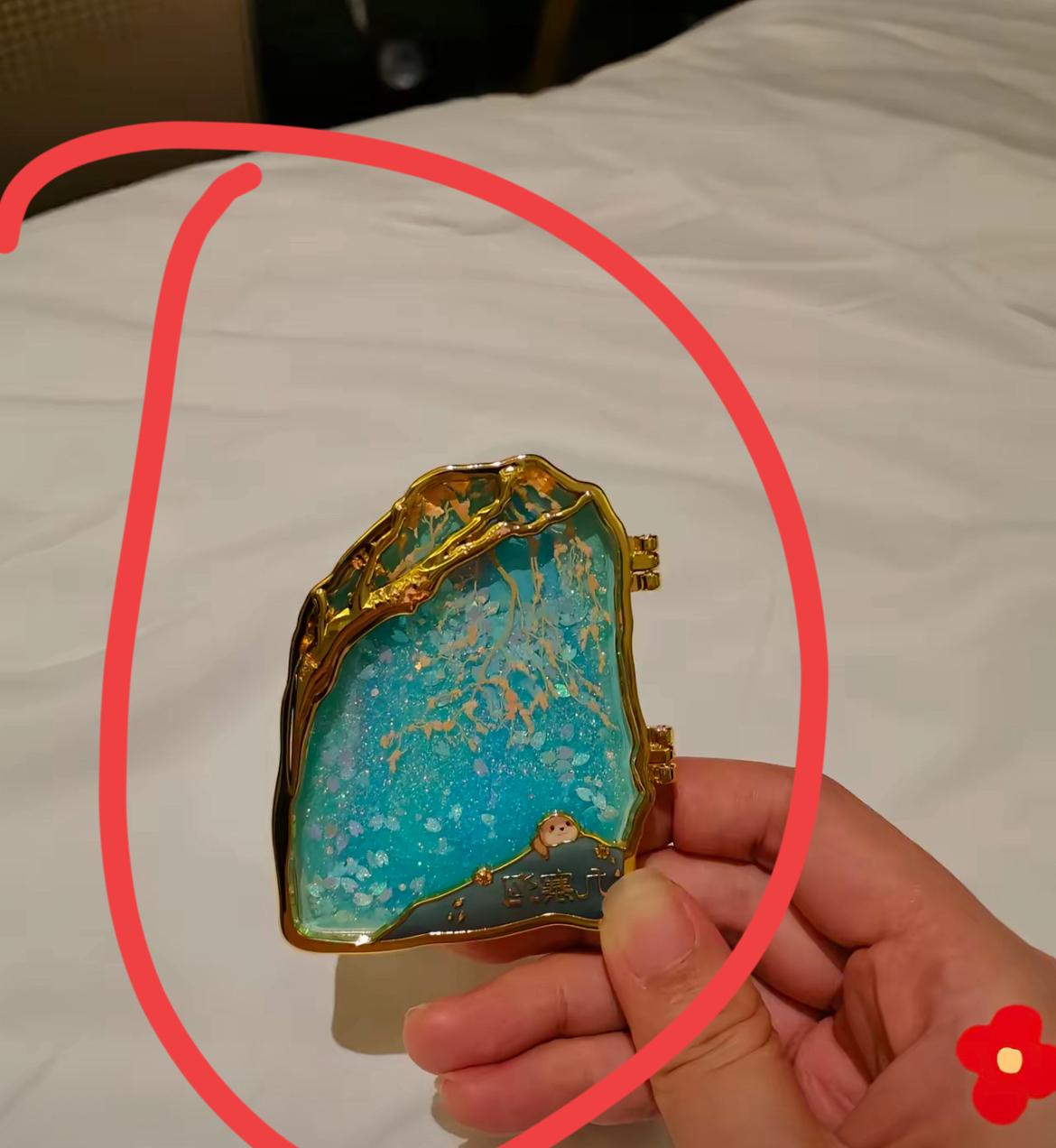 上次去九寨沟，在景区门口花30块随便挑了个冰箱贴，当时就想留个纪念，没指望多特别