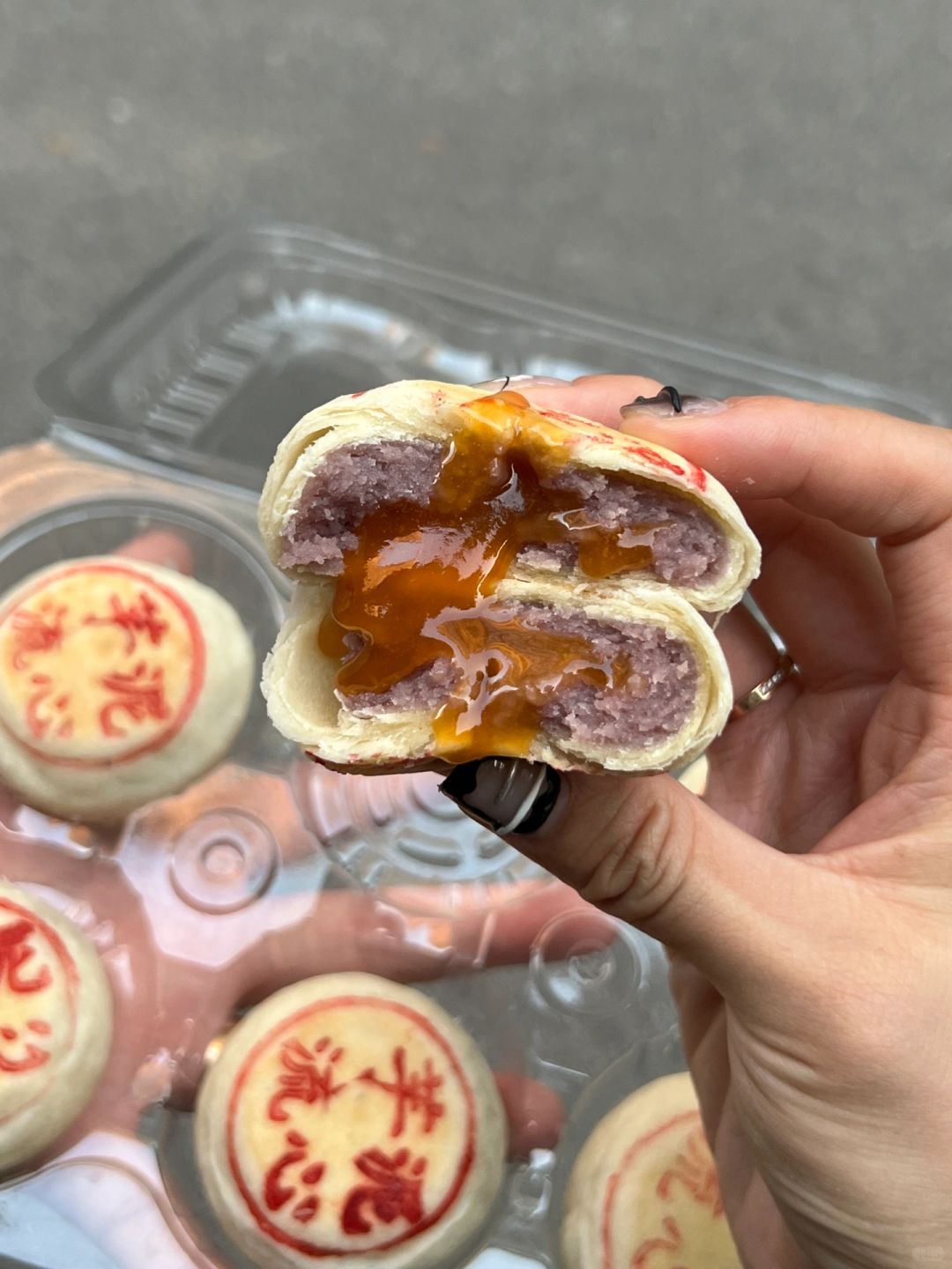 盒马新品！芋泥蛋黄流心饼好好吃！