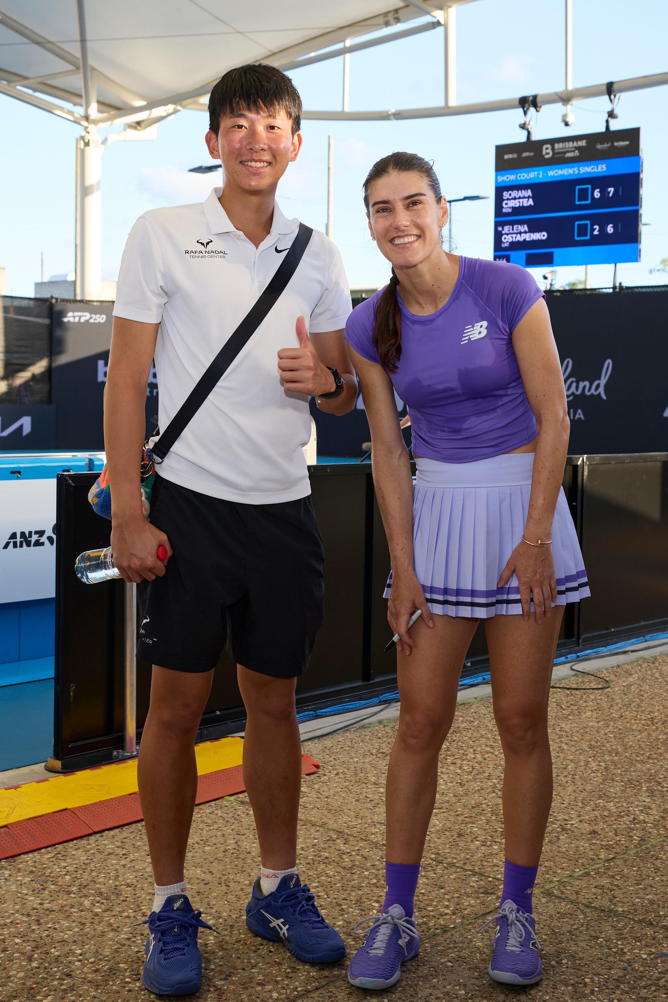 担任布里斯班赛Hitting Partner工作的Oscar Chan和罗马尼亚