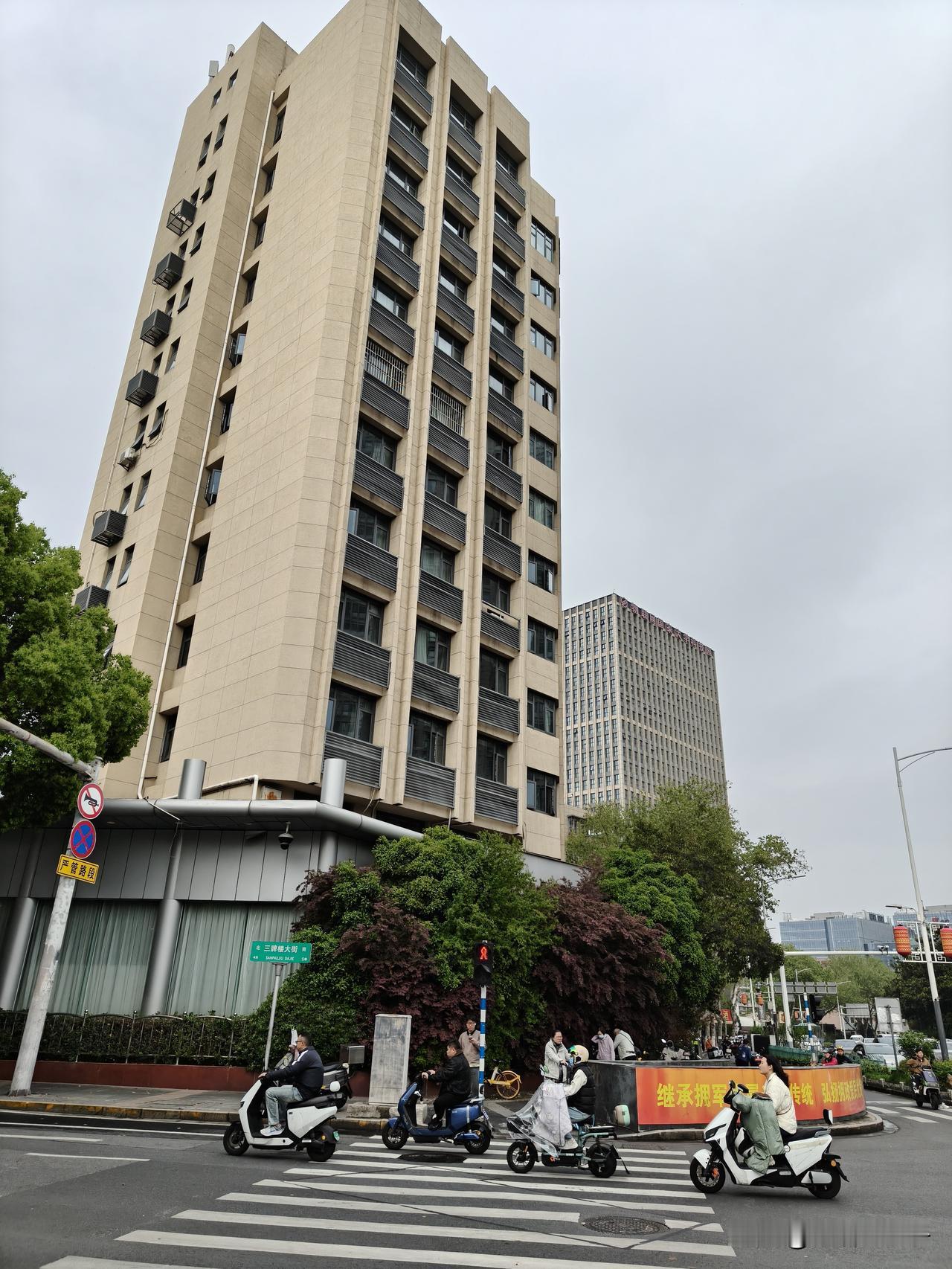 南京，我来了。
这是我第二次来南京。

第一次是在二十年前，上演了一场生死时速。