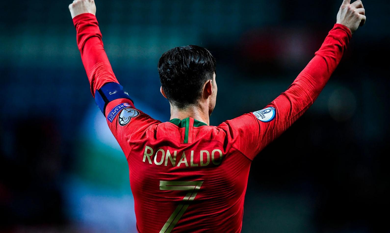 北京时间11月16日，葡萄牙在欧国联A联赛5比1大胜波兰。39岁的C罗在比赛第7