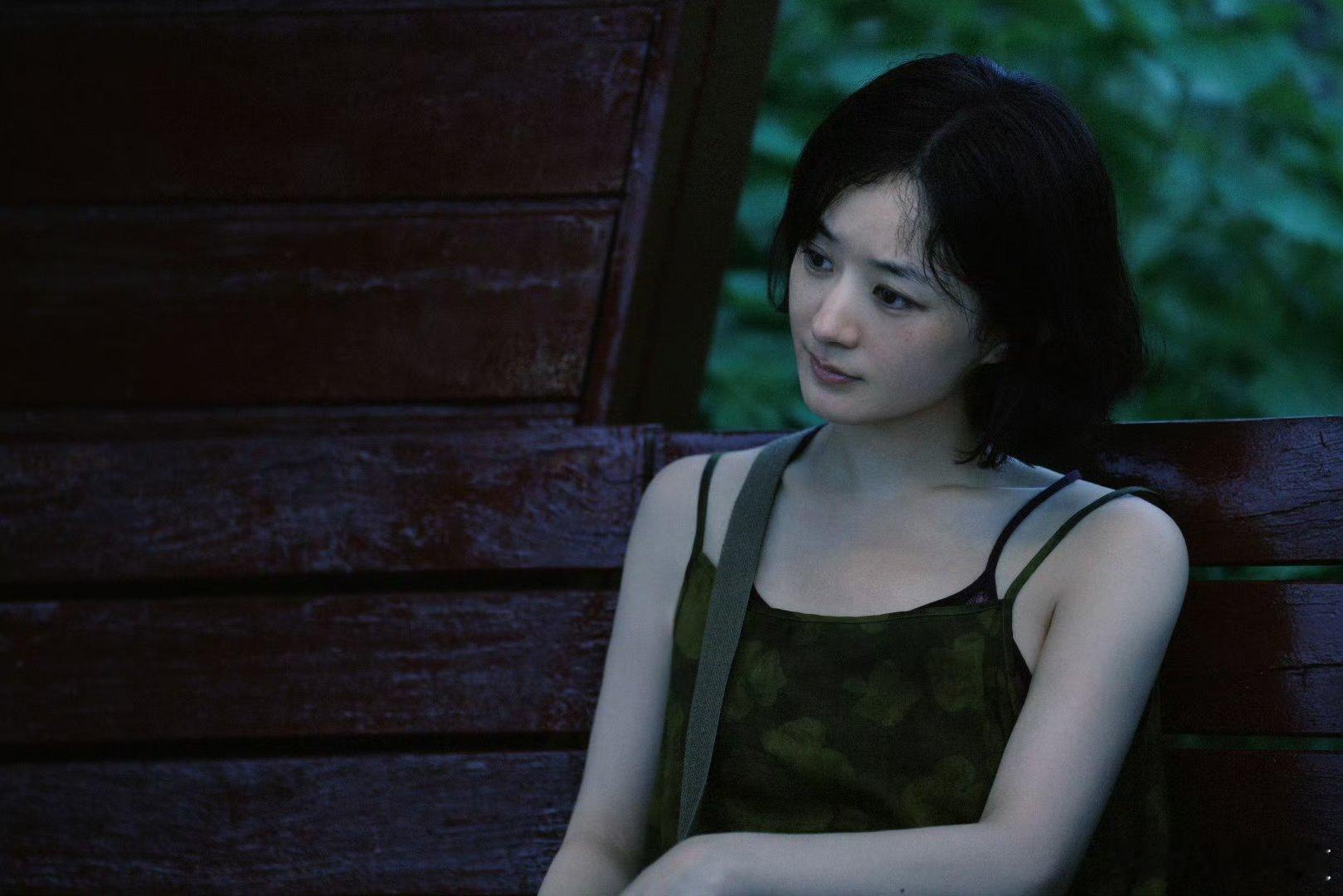 赵丽颖新片吊带裙造型赵丽颖望向逐渐褪色的余晖  高月香扫过广场上来去匆匆的人群 