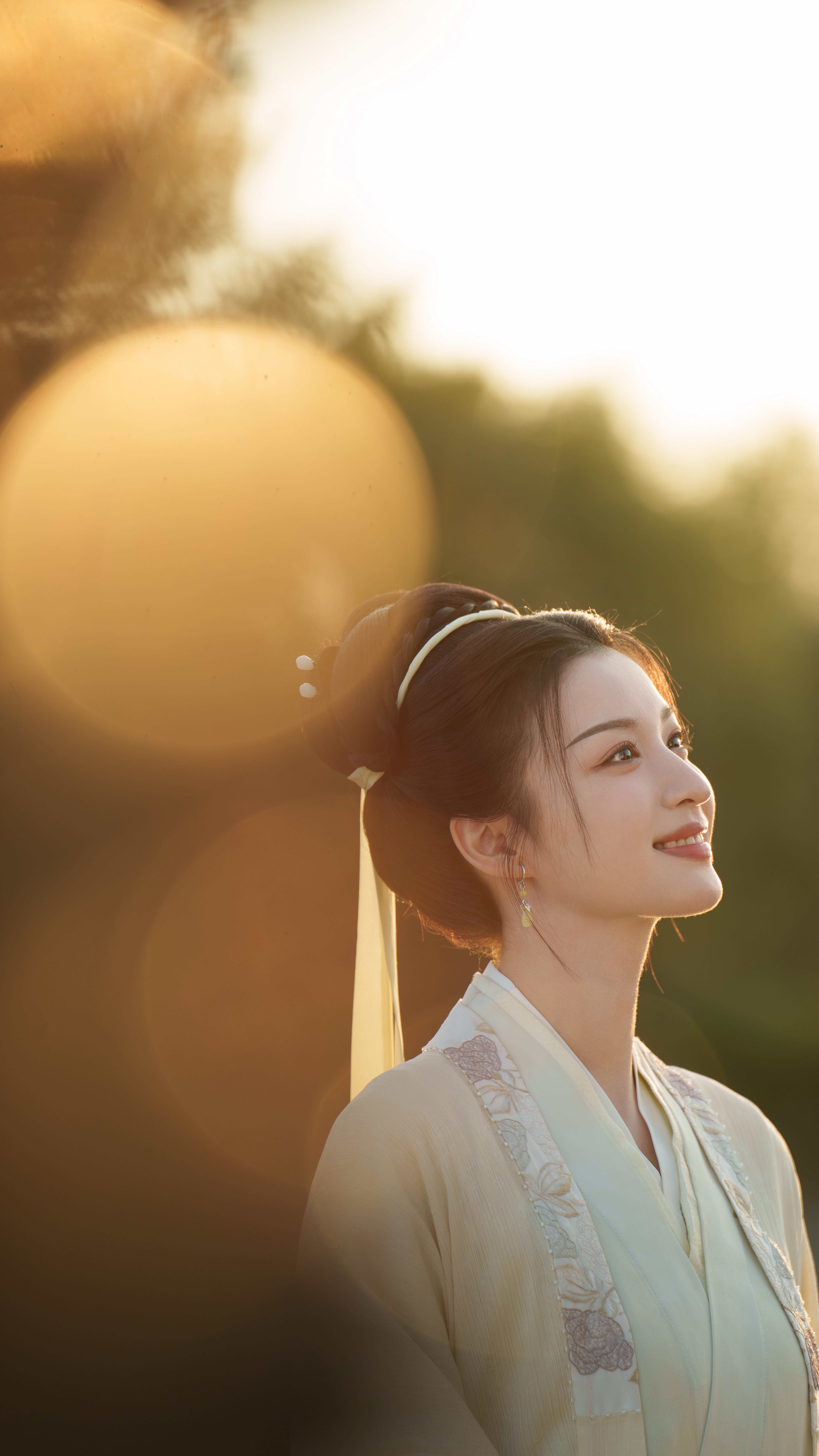 黑色长发如夜色般深邃，轻轻拂过肩头，每一次摆动都散发着致命的诱惑，古装扮相少女感