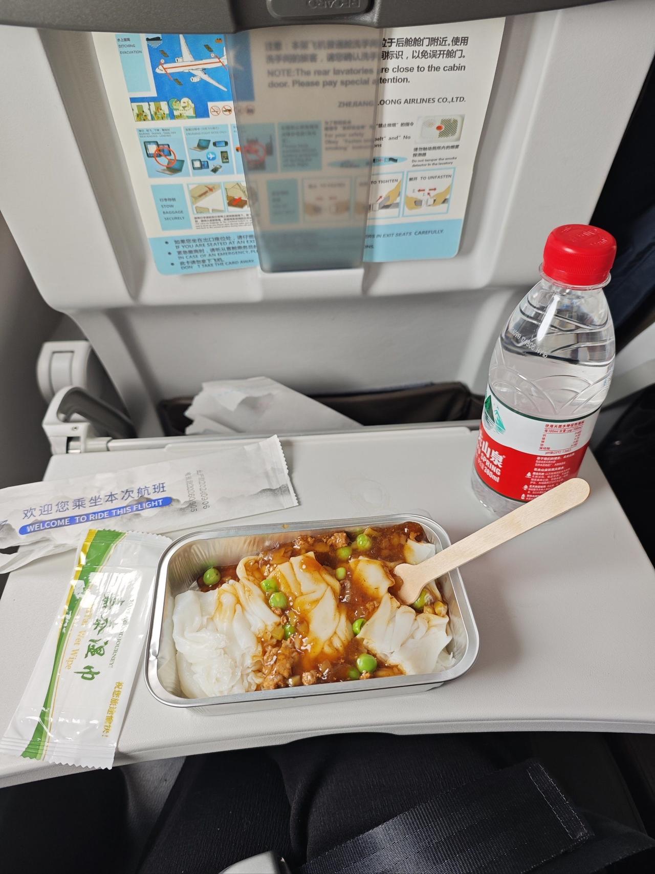 飞机餐吃出贴纸，千元赔偿秒变封口费：你的合法维权，凭什么要被“闭嘴”？

乘客在