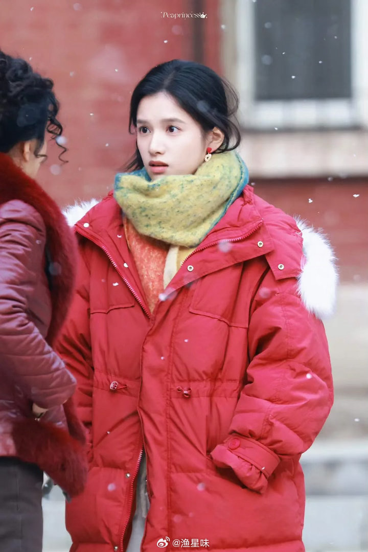 张婧仪 菜市场白月光新路透 这红羽绒服还真的是全国通用款 