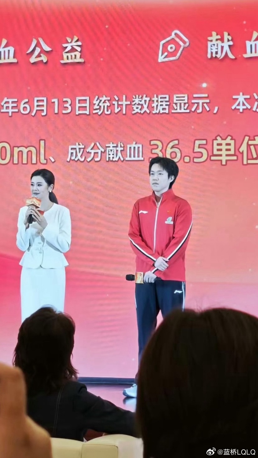 参加公益活动中 