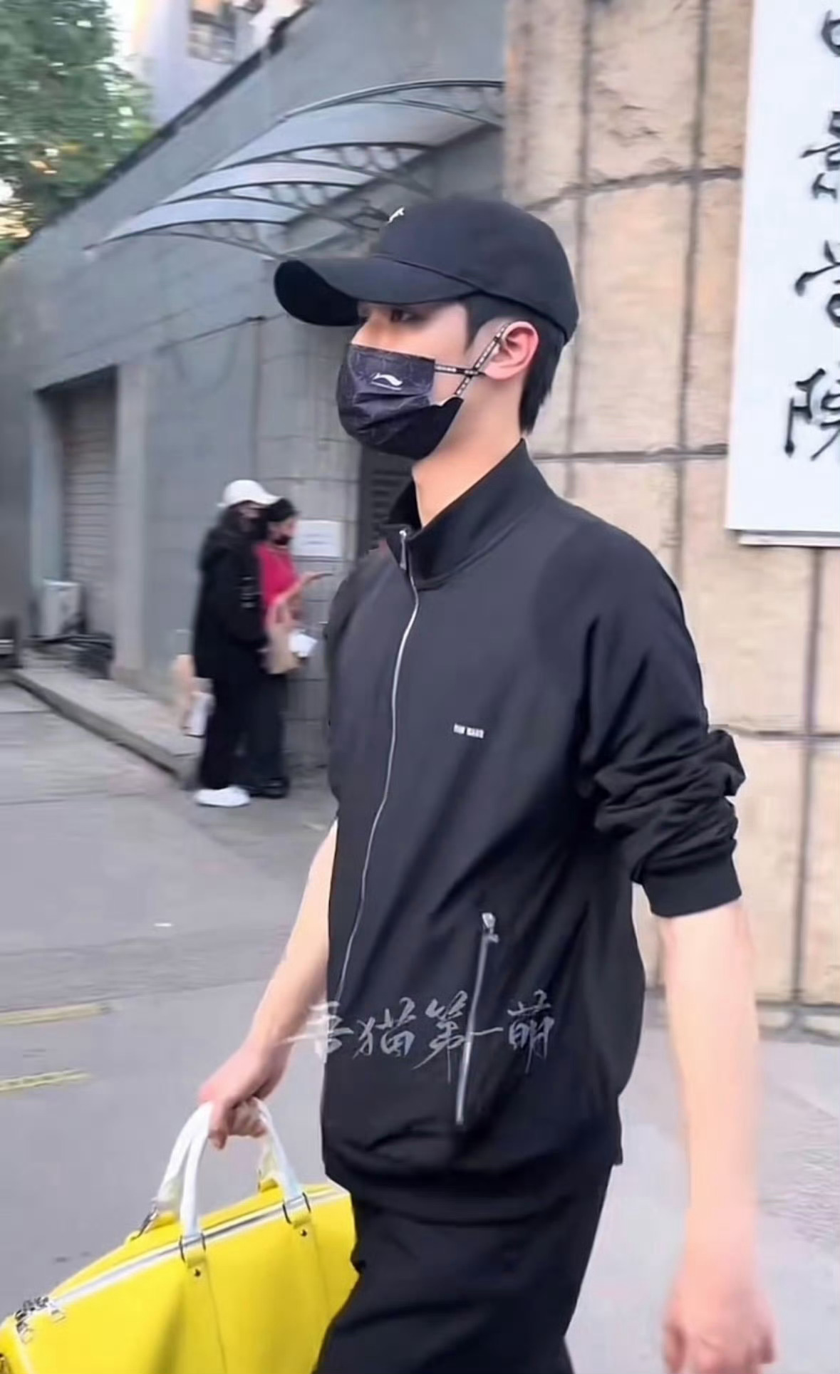 短鬓角的戏哥，干净利索的私服简直苏爆了🚬 