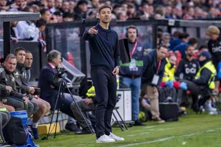 西甲爆冷！9人皇马0-2负保级队 阿隆索怒批裁判针对性判罚西甲第15轮上演震撼冷