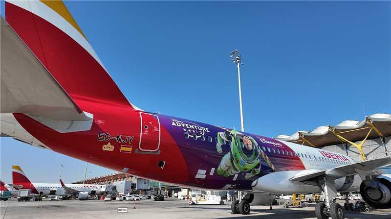 近日，西班牙伊比利亚航空推出空客A320neo迪士尼主题航班，飞机机身绘有巴斯光
