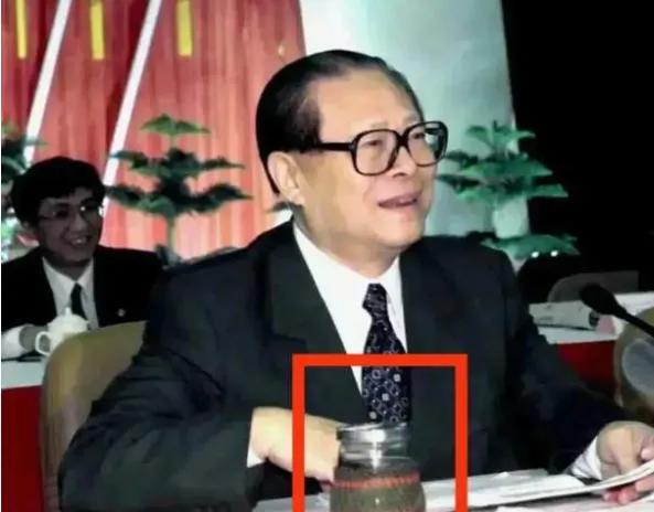 江泽民、陈炳德的罐头瓶茶杯

这是江泽民、陈炳德两个开会时所用的罐头瓶茶杯，罐头