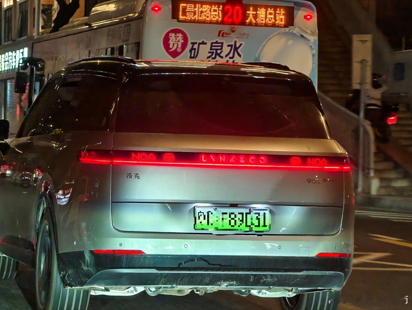 嗯？原来领克 900 也是用灯语来取代小蓝灯的用途啊？除了车尾，好像车头也有 N