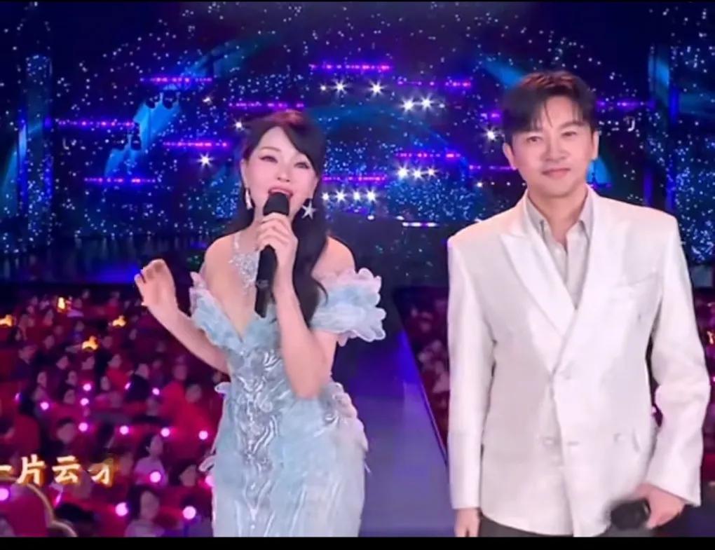 苏有朋53岁，伊能静58岁，时隔33年再同框，竟然比20几岁的时候更年轻帅气漂亮