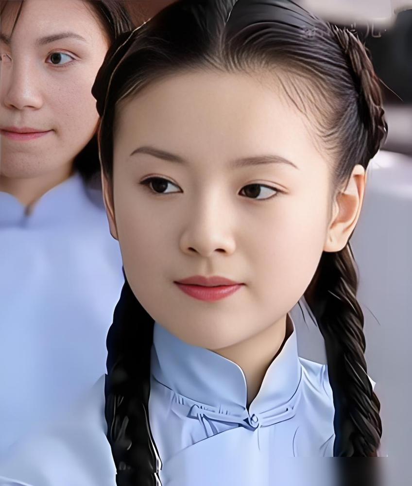 董洁彻底不装了，靠一张“初恋脸”，明着把粉丝当韭菜割。
 
直播间里，她还是那个