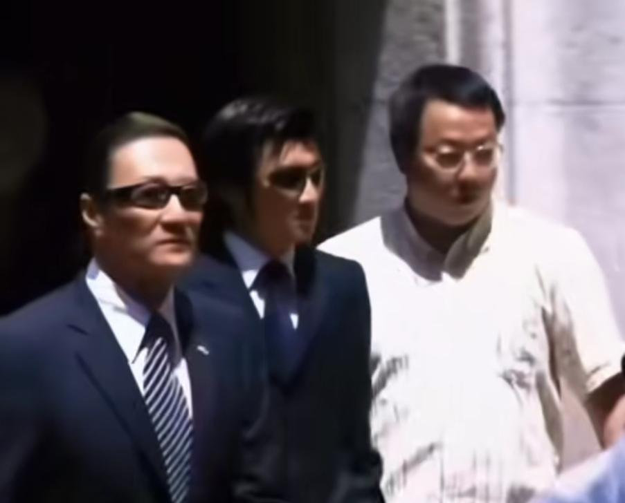 翻看这段旧影像，心里很感慨。2002年，谢霆锋卷入顶包案出庭，法院门外被记者层层