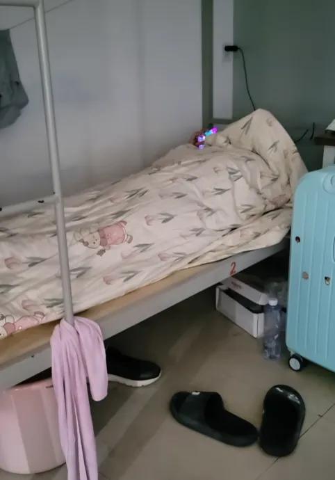 进了电子厂才知道，身边还真有不少生活习惯特别“拧巴”的人。
 
就说同宿舍那兄弟