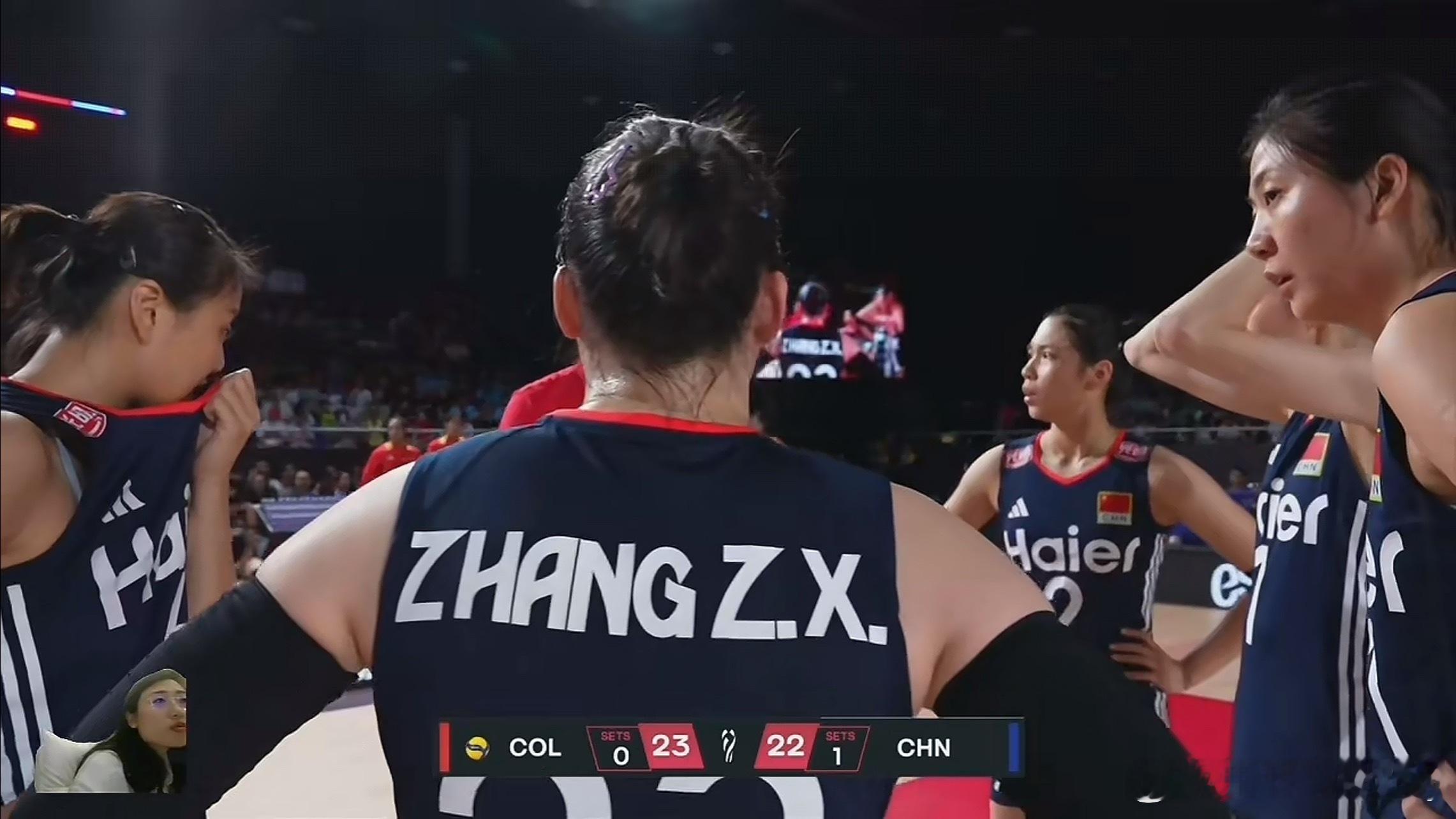 这。。。自由人掉线[流鼻血]。中国女排vs哥伦比亚女排2025女排世锦赛 ​​​