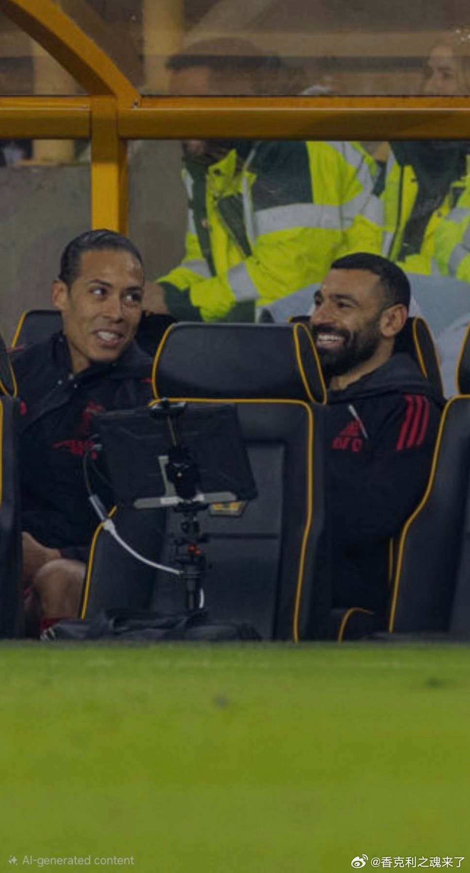 两位大佬终于在替补席喜笑颜开 