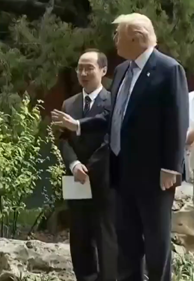 🔻特朗普今天特意问了：来这里是单给我一个人的，还是其他元首都有？🔻接下来普京