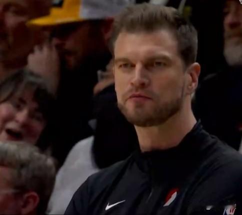 开拓者内讧升级！格兰特和霍勒迪均不打球了！逼迫斯普利特改变战术打法！
开拓者球队