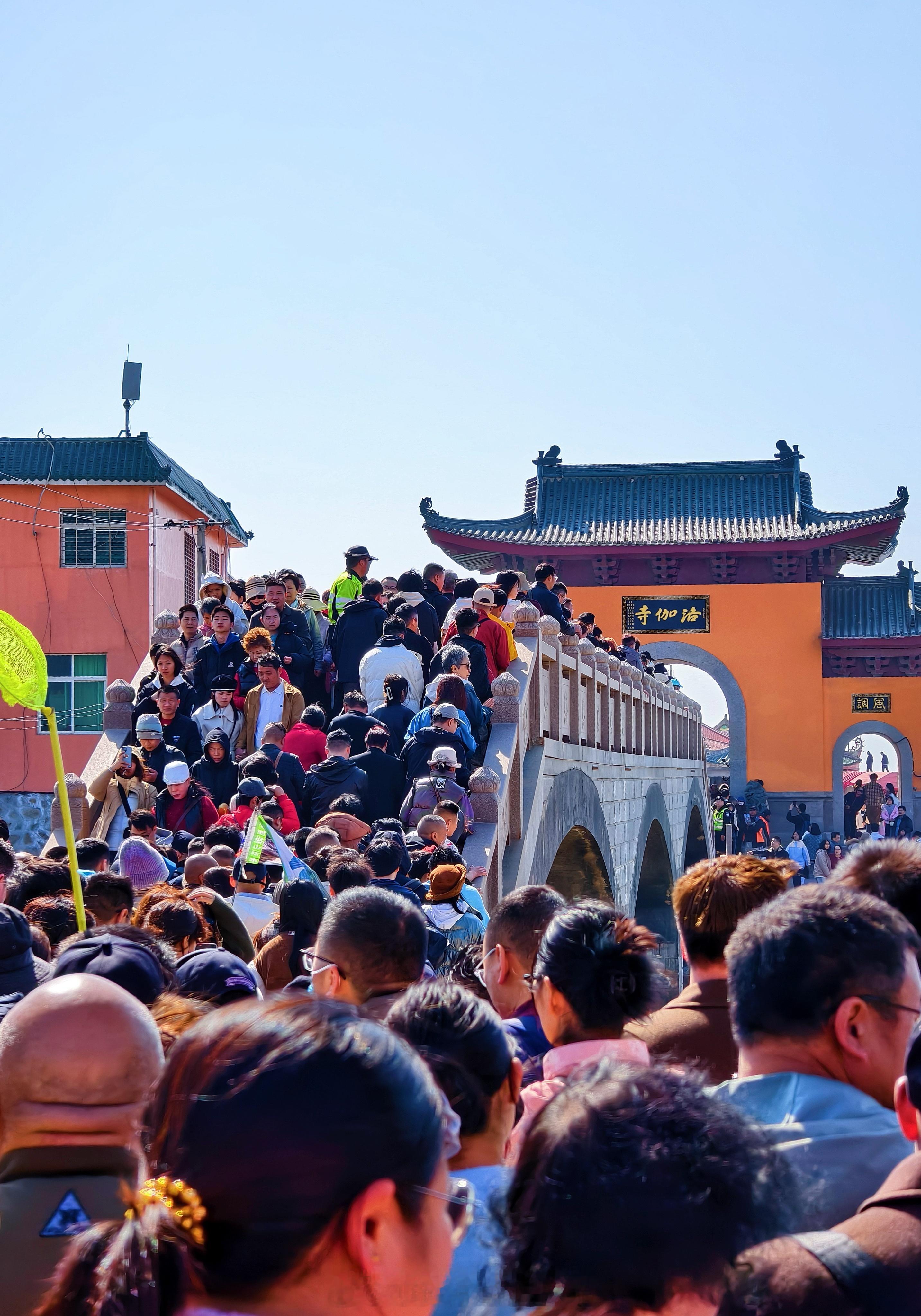 春节旅游休闲去哪玩  大年初二传说中“两亿人”的洛伽寺许了愿但行好事 心念前程～